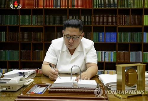 (서울=연합뉴스) 김정은 노동당 위원장이 지난 27일 대륙간 탄도미사일급 '화성-14'형 미사일의 시험 발사를 친필로 명령하고 있는 모습을 조선중앙TV가 29일 보도했다. 2017.7.29   [국내에서만 사용가능. 재배포 금지. For Use only in the Republic of Korea. No Redistribution]  nkphoto@yna.co.kr  (끝)
