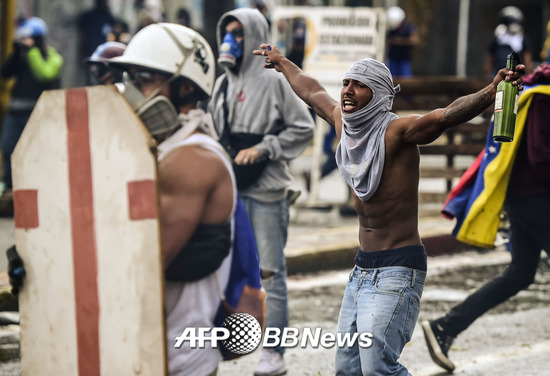 28일(현지시간) 베네수엘라 수도 카라카스에서 니콜라스 마두로 정권의 제헌의회 선거에 저항하는 반정부 시위대가 경찰과 대치하고 있다./AFPBBNews=뉴스1