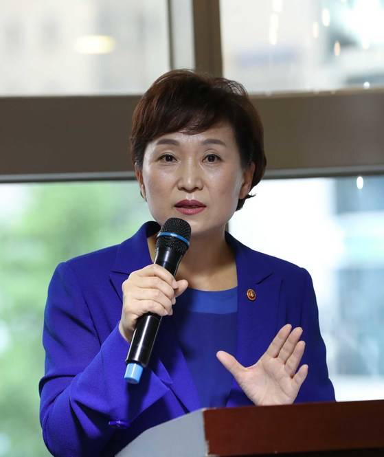 김현미 국토교통부 장관이 지난 7일 취임후 첫 기자간담회에서 청약가점제 개선을 언급하고 있다. [연합뉴스]