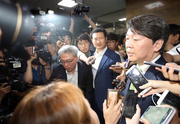 국민의당 안철수 전 대표가 지난달 31일 오후 국회에서 19대 대선 `제보조작` 사건과 관련해 대국민 사과를 마치고 밖으로 나서던 중 취재진의 질문을 받고 있다.[사진=연합뉴스]