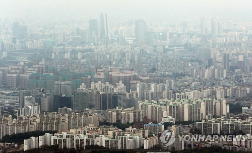 (서울=연합뉴스) 김주성 기자 = 정부는 2일 '실수요 보호와 단기 투기수요 억제를 통한 주택시장 안정화 방안'을 통해 서울 강남 4구 등 11개구와 세종시를 투기지역으로 지정했다. 이날 오후 아파트가 빼곡히 들어찬 서울 강남 일대가 뿌옇게 보인다. 2017.8.2      utzza@yna.co.kr