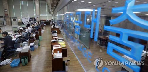 (서울=연합뉴스) 이상학 기자 = 주택담보대출의 담보인정비율(LTV)·총부채상환비율(DTI) 강화로 신규 대출자 약 40만 명이 영향을 받을 것으로 분석됐다. 이들의 대출 가능 금액은 1인당 평균 1억6천만 원에서 1억1천만 원으로 30% 넘게 줄어들 전망이다. 금융당국에 따르면 정부가 이날부터 서울 전역과 세종시, 경기도 과천시를 투기과열지구로 지정함에 따라 올해 하반기에만 이 같은 대출 감소 효과가 나타날 것으로 예상됐다. 3일 여의도 한 은행에서 고객들이 상담 등을 하고 있다. 2017.8.3      leesh@yna.co.kr