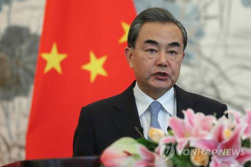 (베이징 EPA=연합뉴스) 왕이 중국 외교부장이 3일(현지시간) 베이징에서 기자회견을 하고 있다. 중국 외교부는 4일 왕 부장이 보리스 존슨 영국 외무장관과 전화통화하고 유엔 안전보장이사회의 대북제재 결의를 전면적이고 엄격하게 집행해 나가겠다고 표명했다고 밝혔다.      ymarshal@yna.co.kr
