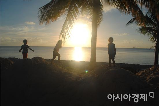 ▲투발루 아이들이 석양을 배경으로 즐거운 한때를 보내고 있다. 이들 세대들에게 고향땅을 물려주는 것은 우리들의 책임이다.