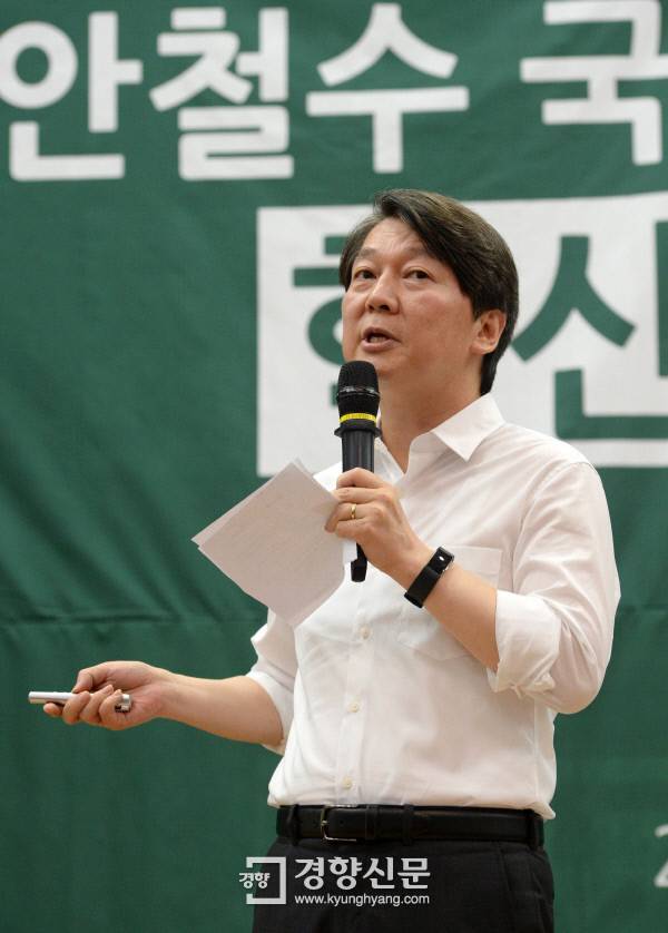 국민의당 대표 경선에 출마한 안철수 전 의원이 6일 서울 여의도 국회 의원회관에서 열린 혁신비전 기자간담회에서 당 혁신 방향을 설명하고 있다. /김기남 기자 kknphoto@kyunghyang.com