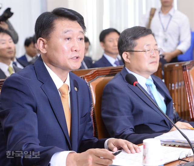 이철성(왼쪽) 경찰청장. 한국일보 자료사진
