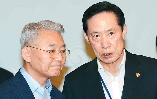 8일 오전 청와대에서 열린 국무회의에 참석하기 전 송영무 국방부 장관(오른쪽)과 이상철 국가안보실 1차장이 심각한 표정으로 얘기를 나누고 있다. [이충우 기자]