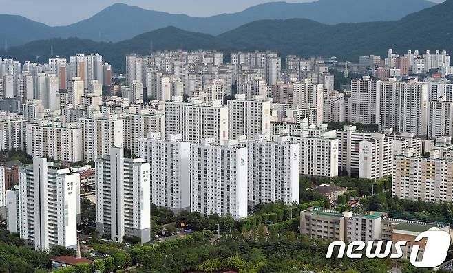 8·2부동산대책이 발표된 지 1주일이 되면서 우려했던 '풍선효과'가 곳곳에서 현실화되는 분위기다. 경기도 안양시 평촌 아파트 단지의 모습. 2017.8.9/뉴스1  이재명 기자