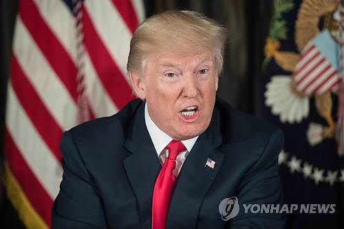 (베드민스터<미 뉴저지주> AFP=연합뉴스) 여름 휴가 중인 트럼프 대통령은 8일(현지시간) 뉴저지 주(州) 베드민스터의 트럼프 내셔널 골프클럽에서 기자들과 만나  "북한이 더는 미국을 위협하지 않는 게 최선일 것"이라며 "그렇지 않으면 지금껏 전 세계가 보지 못한 '화염과 분노'(fire and fury), 솔직히 말해 힘에 직면하게 될 것"이라고 경고했다.      트럼프의 '군사 경고'는 북한이 미 본토 타격이 가능한 대륙간탄도미사일(ICBM)에 탑재할 수 있는 소형핵탄두 개발에 성공했다는 워싱턴포스트(WP) 보도에 대한 반응으로 나왔다. 사진은 이날 트럼프가 트럼프 내셔널 골프클럽에서 행정부 관계자들과 회의 중인 모습.       bulls@yna.co.kr