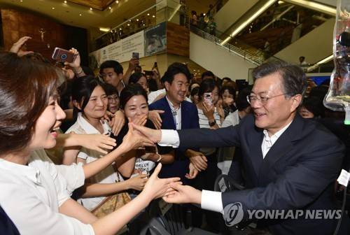(서울=연합뉴스) 배재만 기자 = 문재인 대통령이 9일 오후 서울 서초구 서울성모병원을 방문, 건강보험 보장 강화정책을 발표한 뒤 나오며 환호하는 환자, 보호자, 의료진의 손을 잡아주고 있다. 2017.8.9      scoop@yna.co.kr