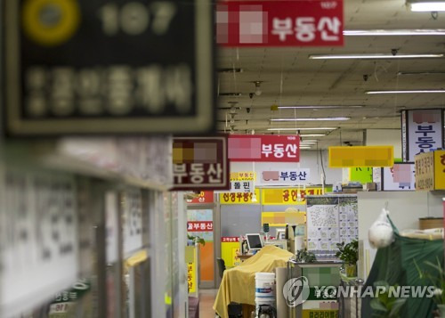 (서울=연합뉴스) 윤동진 기자 =  휴일을 맞아 문 닫은 13일, 서울 잠실 주공5단지 내 상가에 위치한 부동산 중개업소의 모습.      8ㆍ2 부동산대책 발표 후 주공5단지는 지난주 종전 시세보다 최고 1억3천만~1억4천만원 떨어진 급매물이 2건 거래된 이후 소강상태다. 2017.8.13      mon@yna.co.kr