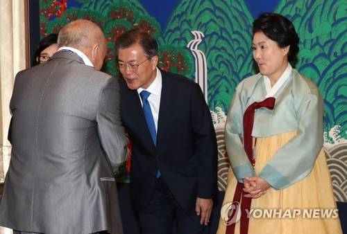 (서울=연합뉴스) 김주형 기자 = 문재인 대통령이 14일 청와대 영빈관에서 열린 독립유공자 및 유족과의 오찬 행사에서 참석자들과 인사하고 있다.     kjhpress@yna.co.kr
