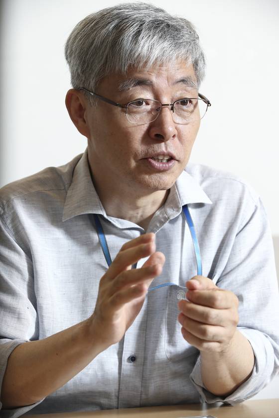 김현철 청와대 경제보좌관이 지난 3일 월간중앙과의 인터뷰에서 J노믹스를 설명하고 있다. [김현동 기자]