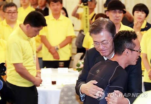(서울=연합뉴스) 배재만 기자 = 문재인 대통령이 16일 오후 청와대 영빈관에서 열린 4.16 세월호 참사 피해자 가족 초청 간담회에서 피해자 가족들을 위로하고 있다. 2017.8.16 scoop@yna.co.kr