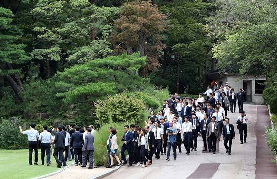 17일 오후 문재인 대통령 취임 100일 맞아 진행된 청와대 오픈하우스에 참석한 청와대 출입기자단이 경내를 둘러보고 있다. [사진 청와대]