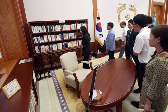 17일 오후 문재인 대통령 취임 100일 맞아 진행된 청와대 오픈하우스에 참석한 청와대 출입기자단이 경내를 둘러보고 있다. [사진 청와대]