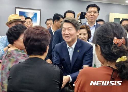 【천안=뉴시스】이종익 기자 = 국민의당 8·27 전당대회 당 대표 선거에 출마한 안철수 후보가 19일 오후 충남 천안시 동남구 광화문연가에서 열린 충남지역 당원 간담회에서 지지자들과 인사를 나누고 있다. 2017.08.19.   007news@newsis.com