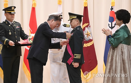 (서울=연합뉴스) 배재만 기자 = 문재인 대통령이 20일 오후 국방부에서 열린 합참의장 이ㆍ취임식 행사에서이순진 이임 합참의장에게 보국훈장 통일장을 수여하고 있다. 2017.8.20       scoop@yna.co.kr