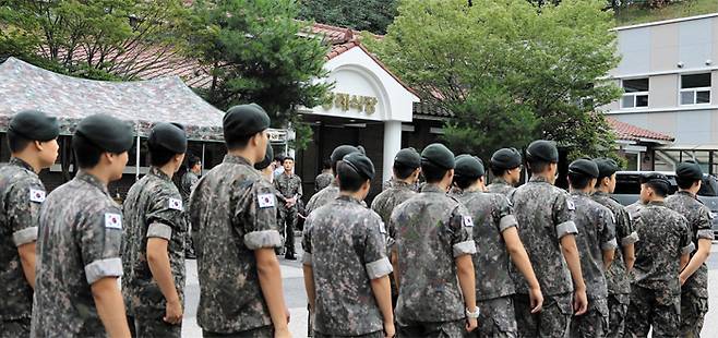 20일 장병들이 K-9 자주포 사격 훈련 중 숨진 이모(26) 중사와 정모(22) 일병의 빈소가 있는 경기도 성남 국군수도병원에서 추모를 위해 줄을 서 있다. /연합뉴스