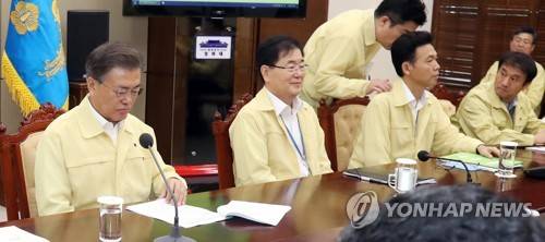 (서울=연합뉴스) 배재만 기자 = 문재인 대통령이 24일 오전 청와대 여민관에서 열린 수석보좌관회의에서 자료를 살펴보고 있다. 2017.8.24 scoop@yna.co.kr