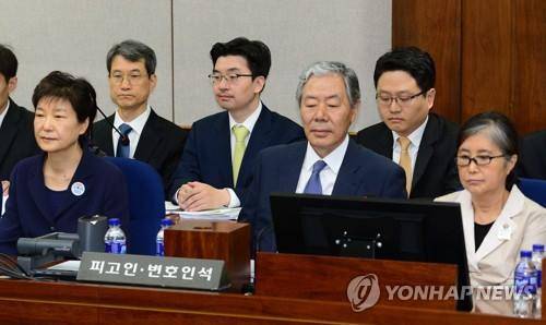 박근혜 전 대통령(앞줄 맨 왼쪽)과 최순실씨(앞줄 맨 오른쪽)가 지난 5월 23일 첫 공판이 열린 417호 대법정의 피고인석에 앉은 모습. [연합뉴스 자료사진]