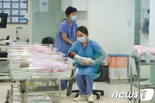 신생아실에서 간호사들이 신생아를 돌보고 있다.  © News1 유승관 기자