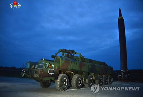 북한이 지난 29일 발사 훈련을 한 중장거리탄도미사일(IRBM) '화성-12형'의 발사 준비 과정을 담은 사진을 30일 조선중앙TV를 통해 공개했다.       사진에는 화성-12형 미사일이 이동식 발사 차량에 실려 발사 장소로 이동한 뒤 지상에 설치된 거치대에 수직으로 세워지는 과정이 담겼다.