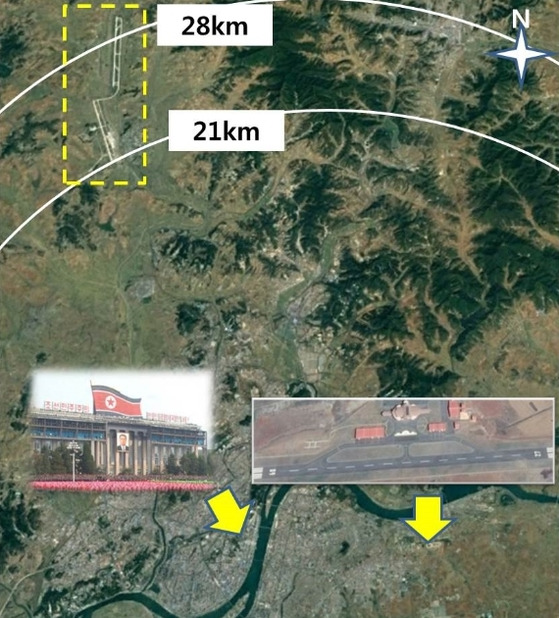 북한의 대형 정치행사가 열리는 김일성 광장에서 순안공항까지 거리는 20㎞를 넘어간다. 미림 비행장은 비교적 가까운 곳에 위치한다. [사진 구글어스, 조선중앙통신=연합뉴스, 조선중앙 TV]