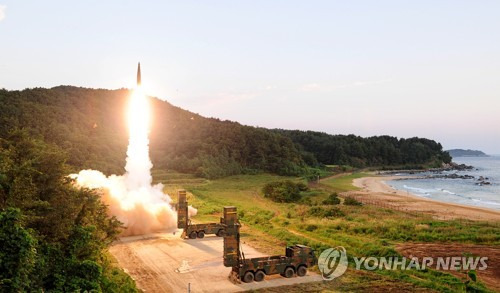 (서울=연합뉴스) 4일 새벽 동해안에서 육군의 지대지 탄도미사일인 현무를 발사하고 있다. 합동참모본부는 이날 "우리 군은 오늘 새벽 일출과 더불어 공군 및 육군 미사일 합동 실사격훈련을 실시했다"며 "북한의 6차 핵실험에 대한 강력한 경고 차원"이라고 밝혔다. 이어 "사격에는 육군의 지대지 탄도미사일인 현무와 공군의 장거리 공대지미사일을 동해상 목표 지점에 사격을 실시해 명중시켰다"고 설명했다. 2017.9.4 [국방부 제공=연합뉴스] photo@yna.co.kr