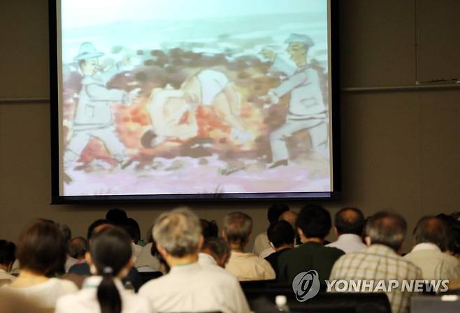 일본 국회의원 회관서 간토학살 소재로 한 다큐멘터리 상영 (도쿄=연합뉴스) 이세원 특파원 = 1923년 9월 1일 일본 간토 지방에 규모 7.9의 강진이 발생한 후 일본 자경단, 경찰, 군인이 조선인을 대거 살해한 '간토 학살'을 소재로 한 재일교포 오충공 감독의 영화 '숨겨진 손톱자국'(1983년 작)이 10일 오후 일본 도쿄도 지요다구 소재 중의원 제1의원 회관에서 상영되고 있다. 조선인을 불 속에 집어 던졌다는 증언과 관련된 그림이 화면에 등장하고 있다.