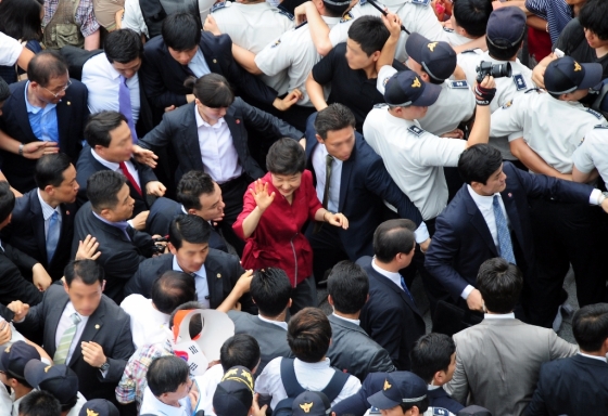 박근혜 대통령이 대선후보 시절 경호원들의 경호를 받으며 이동하고 있다. /사진=뉴시스