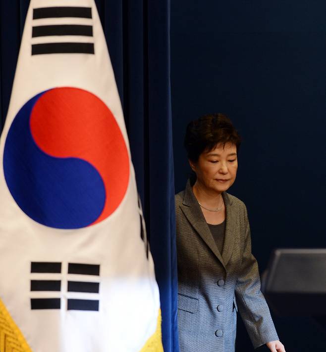 11월 29일 대국민 3차담화를 위해 청와대 브리핑룸으로 입장하고 있는 박근혜 대통령 [사진=중앙포토]