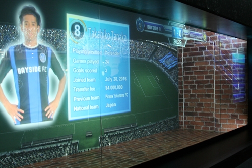 파나소닉이 'CES 2017' 부스에서 선보인 '커넥티드 스타디움'. 경기장의 관중석 앞 유리창에 증강현실로 선수의 정보와 스코어 등이 띄워져 있다.