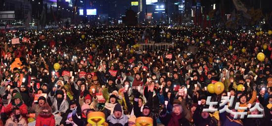 21일 오후 서울 광화문광장에서 열린 제13차 촛불집회에서 시민들이 촛불을 들고 있다. (사진=박종민 기자)