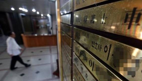 서울 서초동의 한 빌딩 안에 변호사 사무실이 밀집해 있다./연합뉴스 제공