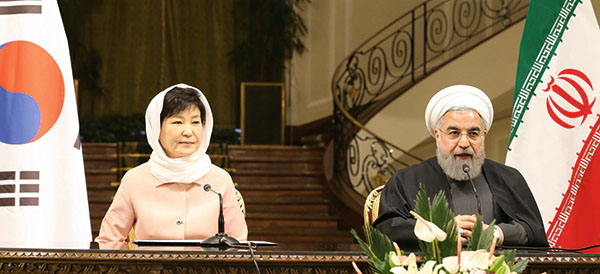 ⓒ연합뉴스 지난해 5월2일 박근혜 대통령과 하산 로하니 이란 대통령(오른쪽)이 한·이란 정상 공동 기자회견에서 정상회담 결과를 발표하고 있다.