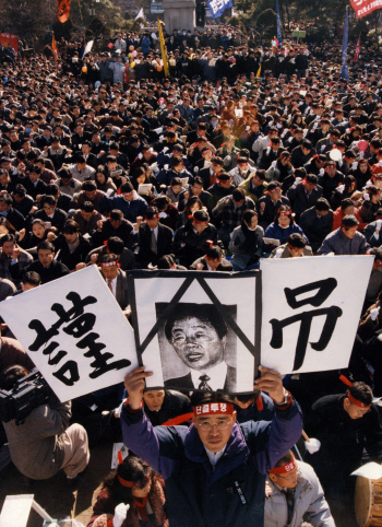 1996년 12월 노동법 날치기 통과에 시위하는 노동자들.    경향신문 자료사진
