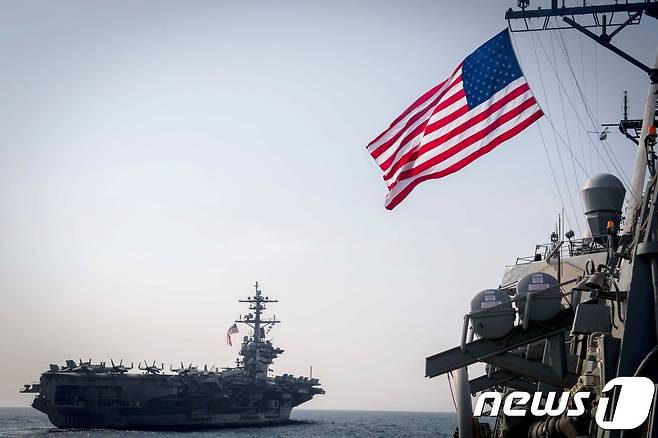 미군 항공모함 칼 빈슨호와 구축함 웨인 E. 마이어함의 훈련 모습. © AFP=뉴스1
