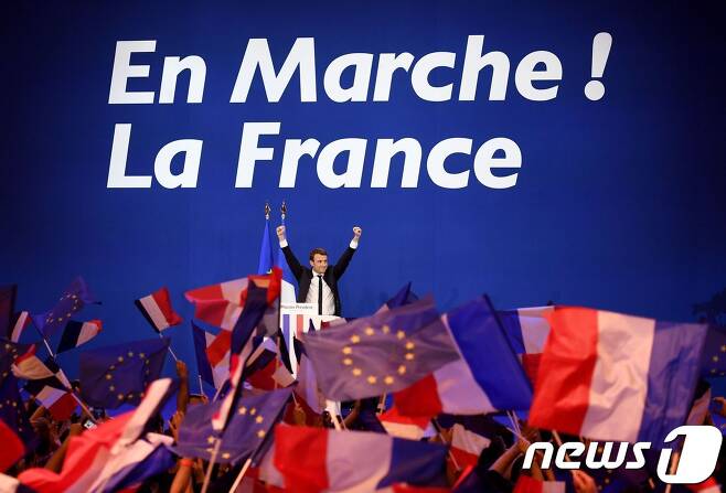 프랑스 중도정당 앙마르슈(전진)의 에마뉘엘 마크롱 후보가 23일(현지시간) 대선 1차 투표에서 승리한 뒤 지지자들에게 감사를 표하고 있다. © AFP=뉴스1