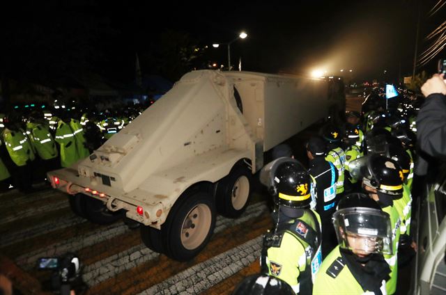 사드의 핵심장비인 X-밴드 레이더가 지난달 26일 경찰의 호위를 받으며 경북 성주군 골프장으로 들어가고 있다. 연합뉴스