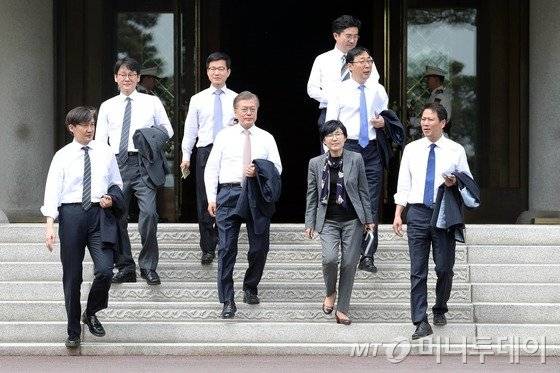 문재인 대통령이 11일 오후 신임 수석비서관들과 차담회를 하기 위해 본관을 나와 경내 소공원으로 이동하고 있다./ 사진=뉴스1 (청와대 제공)