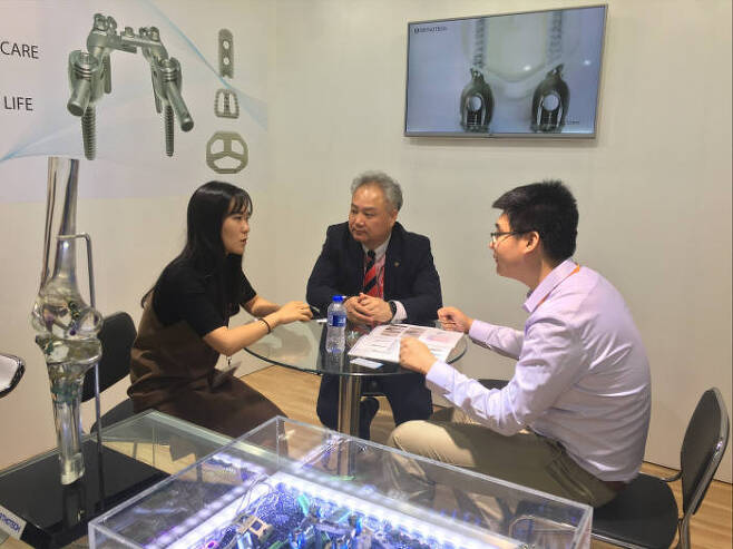중국국제의료기기전시회에 참가한 의료기기기업이 중국 바이어와 상담하는 모습.