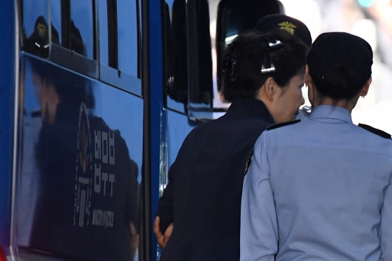 박근혜 전 대통령이 23일 오전 서울 서초구 서울중앙지법에서 열린 첫 공판에 출석하고 있다./사진=뉴스1