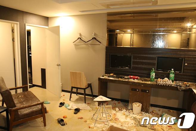 난장판이 된 모텔 객실 내부 모습.(부산지방경찰청 제공)© News1