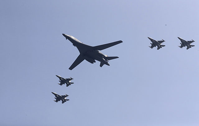 ▲ 미국의 전략폭격기 B-1B '랜서'(가운데)가 지난해 9월 경기도 평택시 주한미군 오산공군기지 상공을 비행하고 있다. ⓒAP=연합뉴스