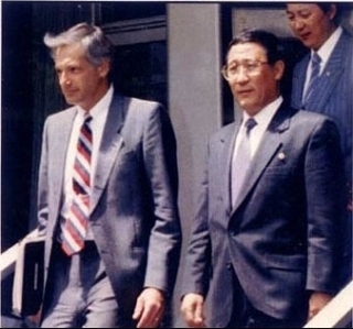 ▲ 제네바 합의 당시 미국측 수석대표였던 R.갈루치(왼쪽) 대사와 북한측 수석대표였던 강석주 외교부 제1부부장 ⓒ연합뉴스