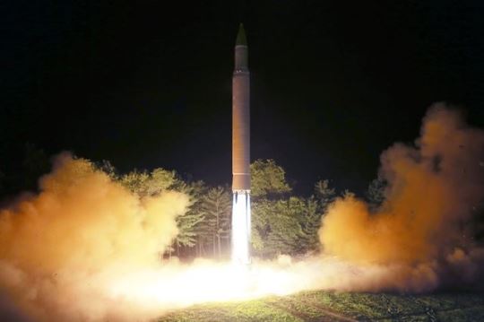 그림 1북한이 지난달 28일 시험 발사한 대륙간탄도미사일(ICBM)급 화성-14형 미사일. 연합뉴스