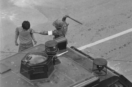 80년 5.18 민주화운동 당시 계엄군이 광주 시민을 마구잡이로 강경 진압하고 있다. (사진=5.18 기념재단 제공)