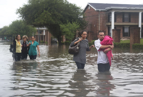 27일(현지시각) 미국 텍사스주 휴스턴 주택가가 허리케인 '하비'로 물에 잠긴 가운데 주민들이 대피하고 있다./AFP연합
