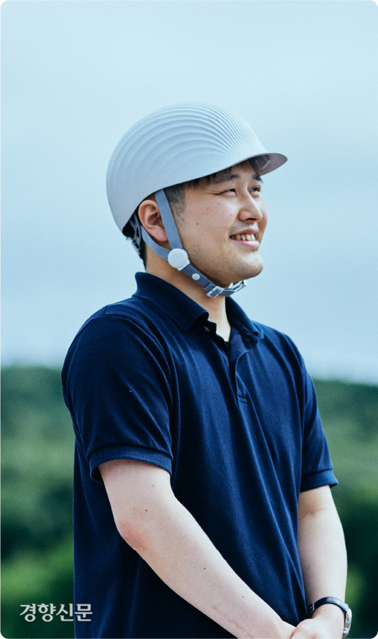 일본 고시화학공업과 홋카이도 사루후쓰 마을이 개발한 헬멧을 모델이 착용하고 있다. 이 헬멧은 버려진 가리비 껍데기와 폐플라스틱을 혼합해 만들었다. 고시화학공업 제공